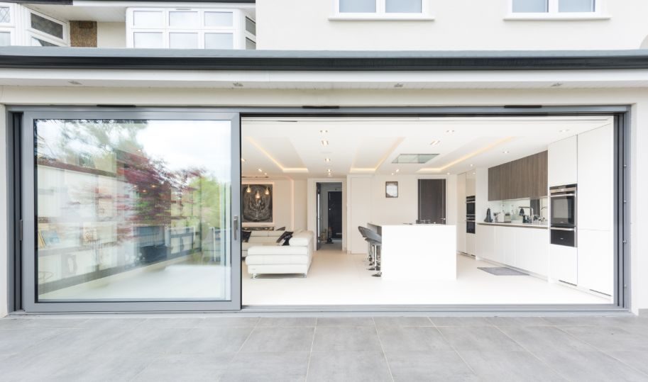 Kitchen extension with glazed wall (1)