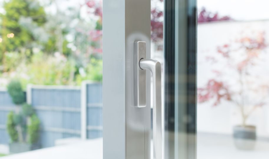 Kitchen extension with glazed wall (6)