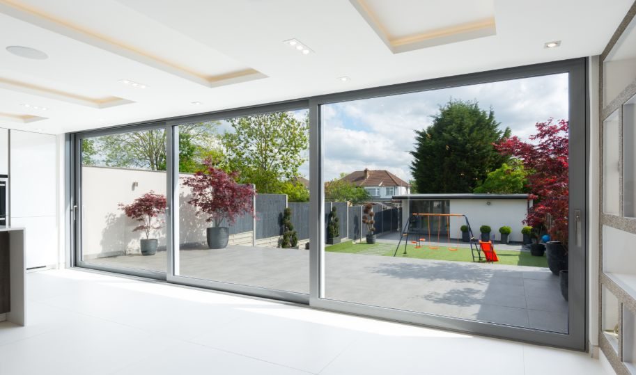 Kitchen extension with glazed wall (17)